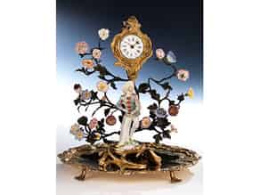 Detailabbildung:  Rokoko-Tischaufsatz mit Porzellanfigur, Uhr, Bronzebäumchen mit Porzellanblüten sowie einer ovalen Stellplatte 