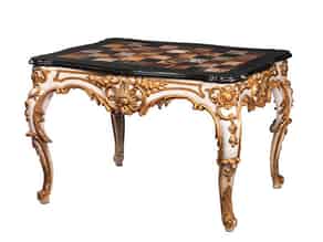 Detailabbildung:  Salontisch in eleganten Rokokoformen mit marmorierter Platte