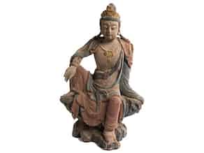Detailabbildung:   Chinesische Schnitzfigur einer sitzenden Guanyin
