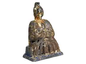 Detailabbildung:   Bronezfigur eines sitzenden Würdenträgers