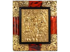 Detailabbildung:   Vergoldete Bronzebildplatte mit Darstellung der Krönung Mariens
