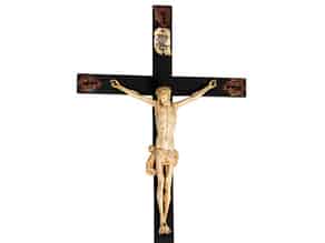 Detailabbildung:   Holzkreuz mit Corpus Christi in Elfenbein
