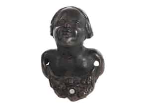 Detail images:   Türapplike in Bronze in Form einer Mädchenbüste