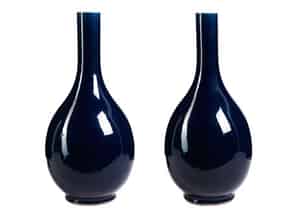 Detail images:  Paar Flaschenvasen mit puderblauer Glasur