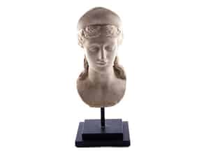 Detailabbildung:   Klassizistischer Kopf einer griechischen Göttin mit Diadem