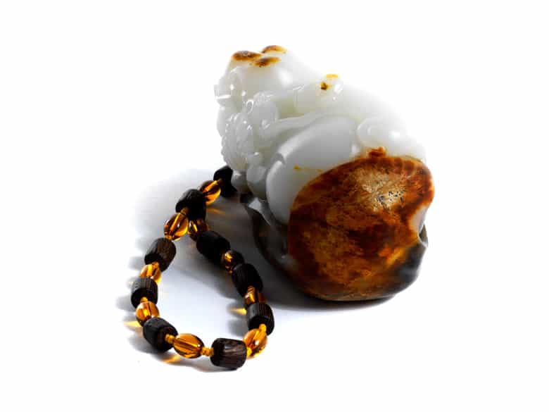 Detailabbildung:  Feine Jadefigur eines Elefanten mit Affen