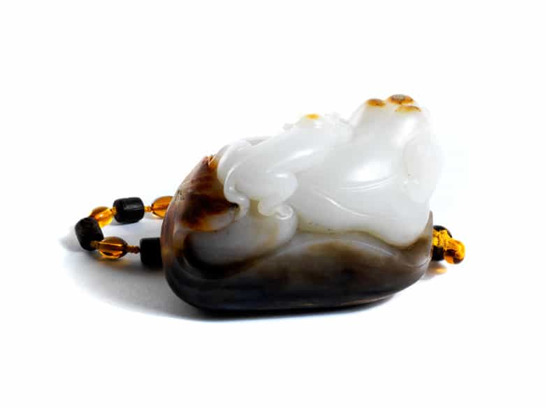 Detailabbildung:  Feine Jadefigur eines Elefanten mit Affen