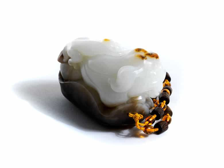 Detailabbildung:  Feine Jadefigur eines Elefanten mit Affen