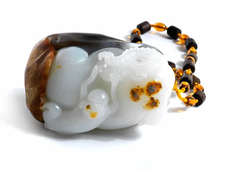 Detailabbildung:  Feine Jadefigur eines Elefanten mit Affen