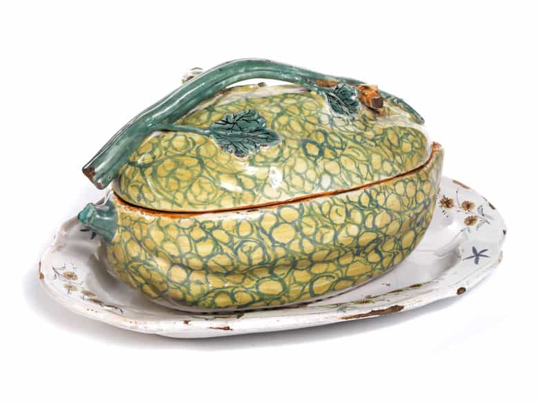 Detailabbildung:  Fayencedose in Form einer Melone
