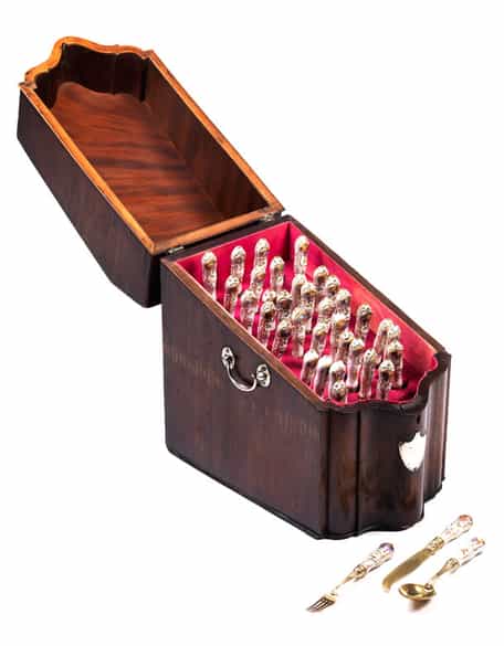 Detailabbildung: Seltener Satz von 36 Besteckteilen mit Meissener Porzellangriffen