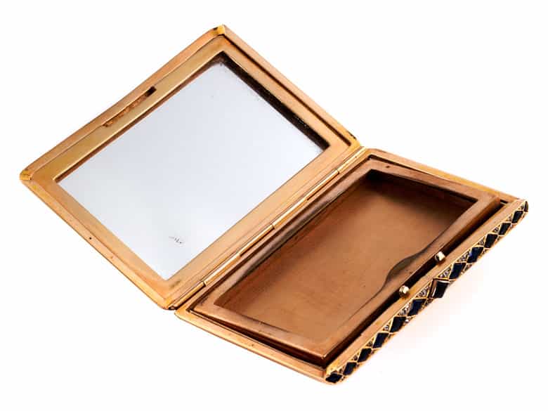 Detailabbildung: Golddose mit Monogramm und Saphirbesatz 
