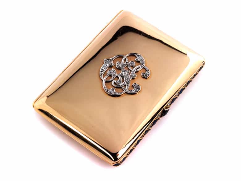 Detailabbildung: Golddose mit Monogramm und Saphirbesatz 
