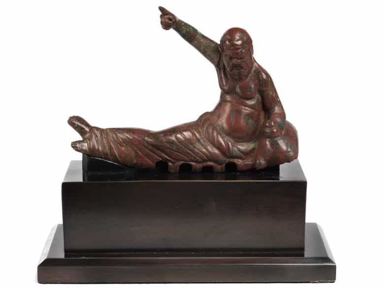 Detailabbildung: Bronzefigur eines liegenden Bacchanten