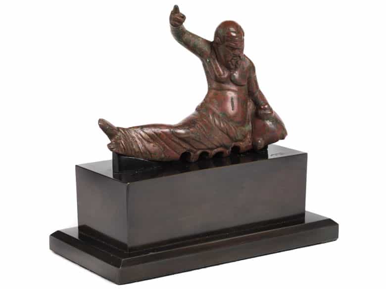 Detailabbildung: Bronzefigur eines liegenden Bacchanten