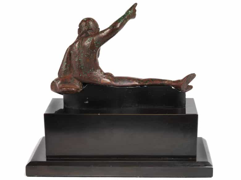 Detailabbildung: Bronzefigur eines liegenden Bacchanten