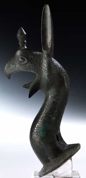 Detailabbildung: Griechische Bronzefigur eines Greifen