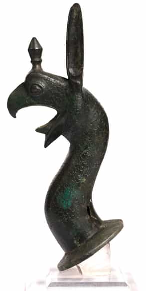 Detailabbildung: Griechische Bronzefigur eines Greifen