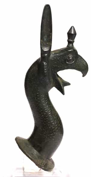 Detailabbildung: Griechische Bronzefigur eines Greifen