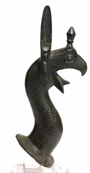 Detailabbildung: Griechische Bronzefigur eines Greifen
