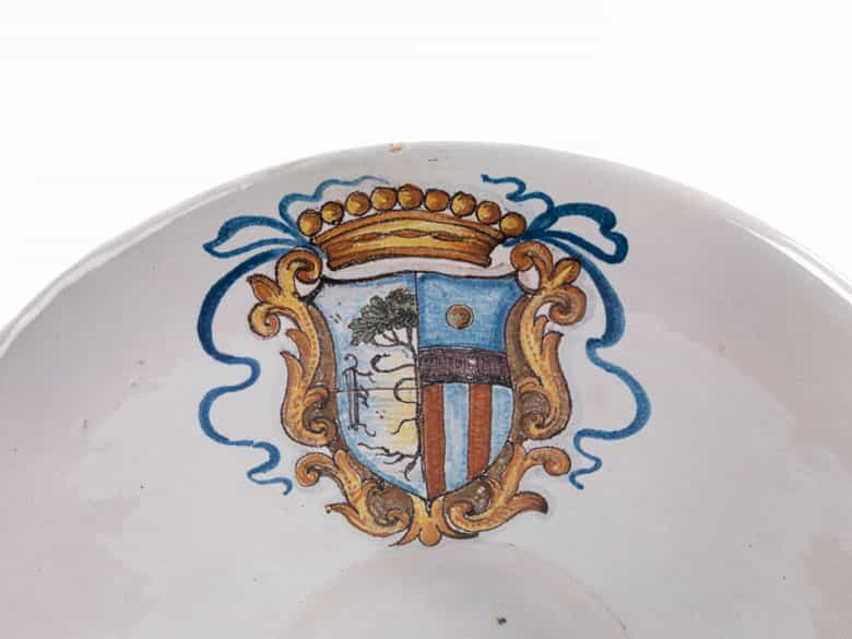Detailabbildung:  Majolika-Platte mit Wappen