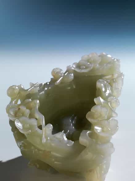 Detailabbildung:  Jadegeschnitzter Pinselwascher