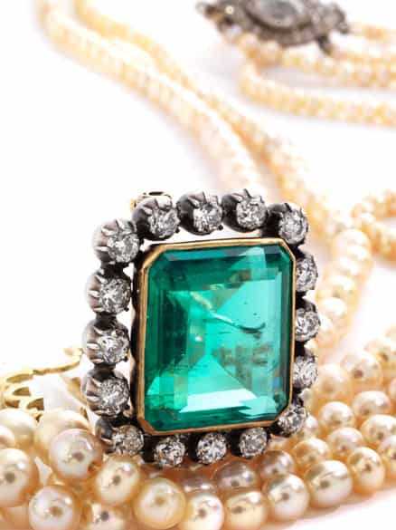 Detailabbildung: Naturperlencollier mit Smaragd-Brillantmittelteil