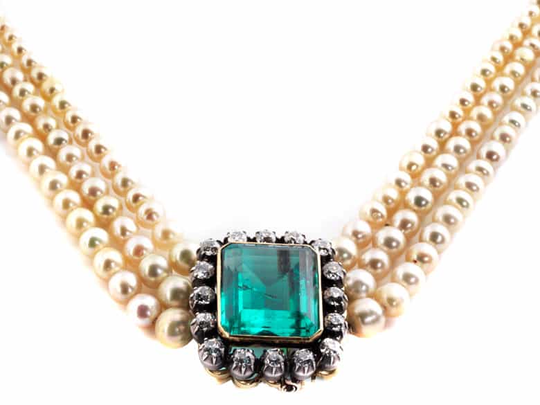 Detailabbildung: Naturperlencollier mit Smaragd-Brillantmittelteil