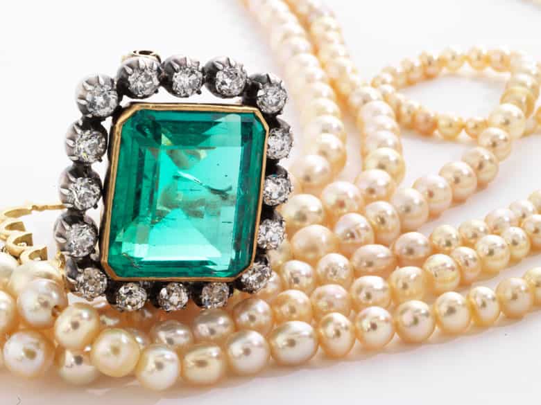 Detailabbildung: Naturperlencollier mit Smaragd-Brillantmittelteil