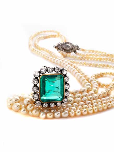 Detailabbildung: Naturperlencollier mit Smaragd-Brillantmittelteil