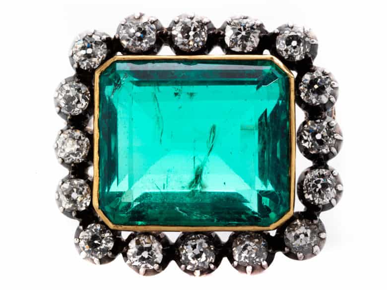 Detailabbildung: Naturperlencollier mit Smaragd-Brillantmittelteil