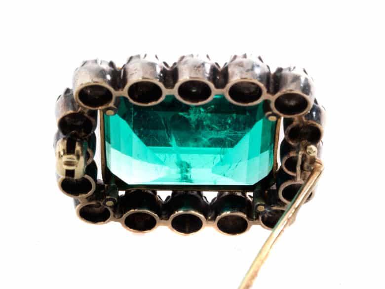 Detailabbildung: Naturperlencollier mit Smaragd-Brillantmittelteil
