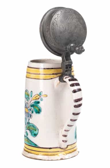 Detailabbildung: Gmundner Walzenkrug mit Darstellung einer Eierverkäuferin