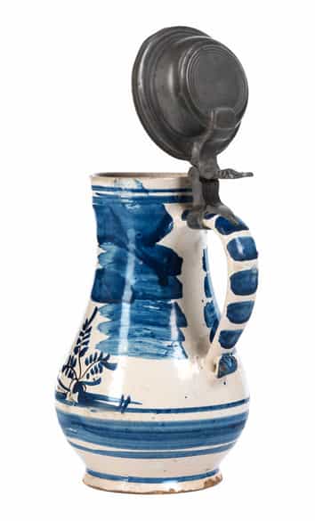 Detailabbildung: Gmundner Birnkrug mit Darstellung einer sitzenden Frau