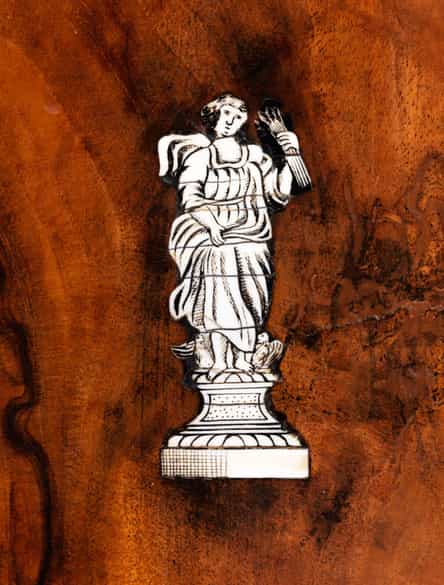 Detailabbildung: Barocke Aufsatzvitrine