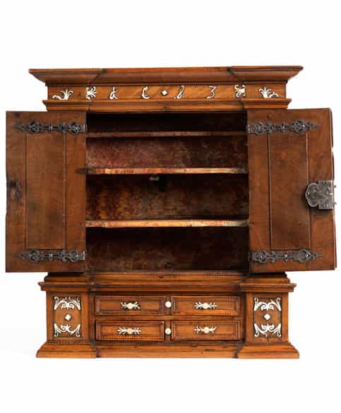 Detailabbildung: Prächtiger Modell-Schrank mit Beinintarsien