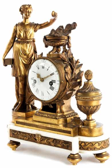 Detailabbildung: Große, figürlich gestaltete Louis XVI-Kaminuhr in Bronze und Carrara-Marmor
