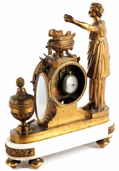 Detailabbildung: Große, figürlich gestaltete Louis XVI-Kaminuhr in Bronze und Carrara-Marmor