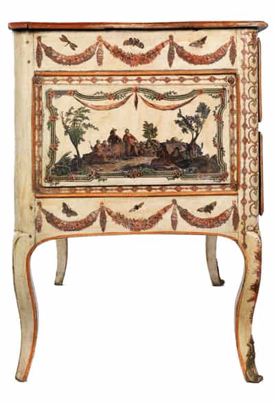 Detailabbildung: Rokoko-Kommode mit Arte-Povera-Dekoration