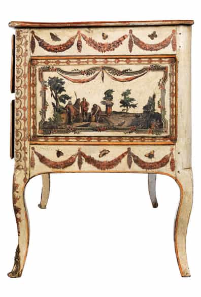 Detailabbildung: Rokoko-Kommode mit Arte-Povera-Dekoration