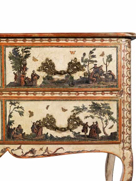 Detailabbildung: Rokoko-Kommode mit Arte-Povera-Dekoration