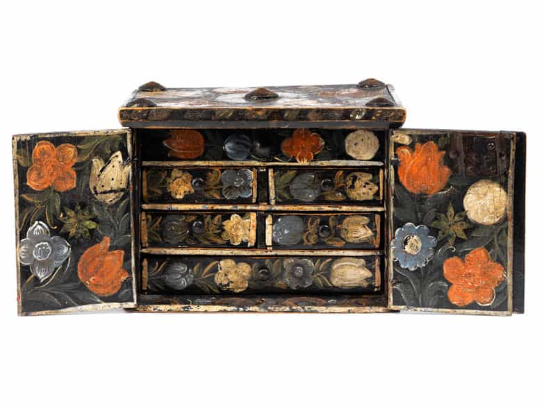 Detailabbildung: Miniatur-Kabinettschrank mit Blumenmalerei