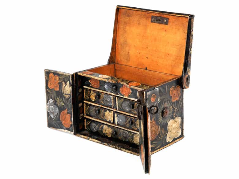 Detailabbildung: Miniatur-Kabinettschrank mit Blumenmalerei