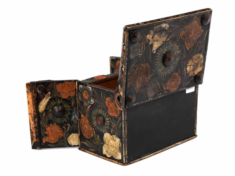 Detailabbildung: Miniatur-Kabinettschrank mit Blumenmalerei