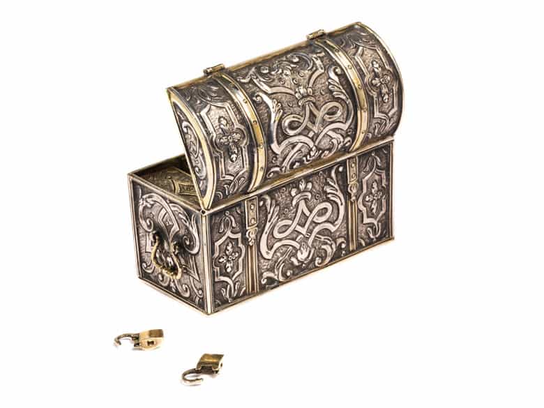 Detailabbildung: Kleine Runddeckeltruhe