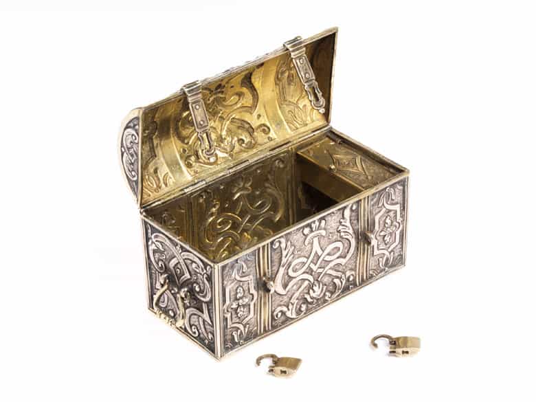 Detailabbildung: Kleine Runddeckeltruhe