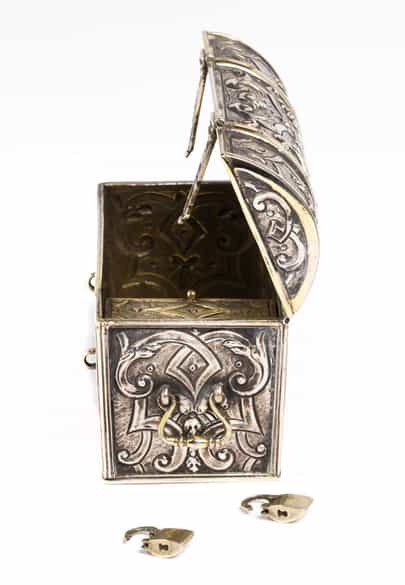 Detailabbildung: Kleine Runddeckeltruhe