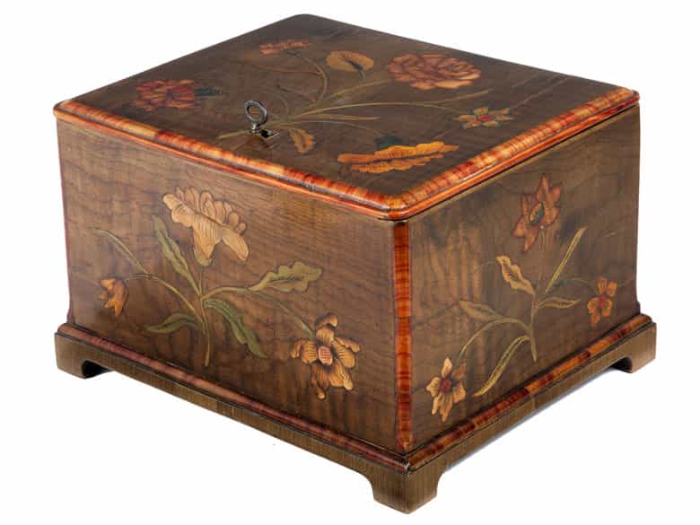 Detailabbildung: Seltene signierte Schatulle