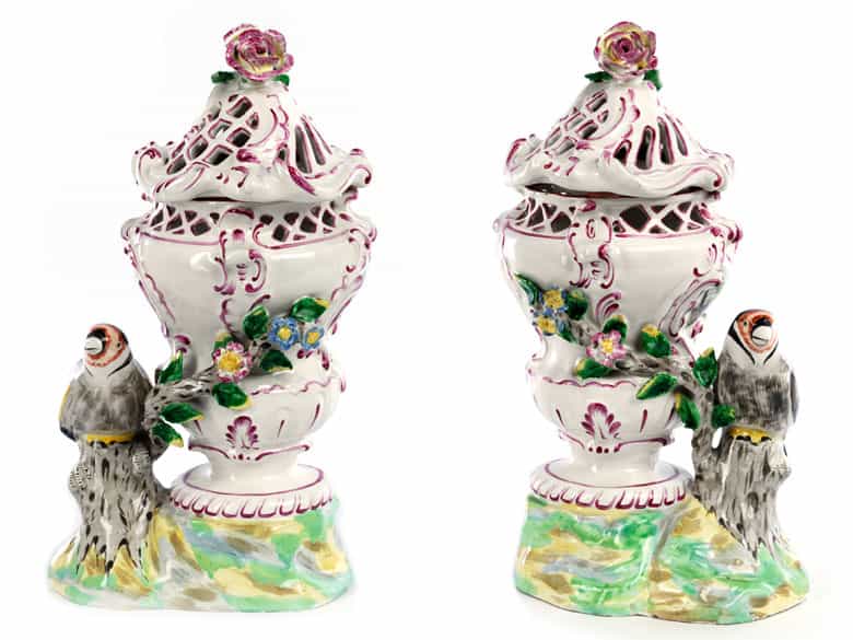 Detailabbildung:  Paar Potpourri-Deckelvasen mit plastischen Vögeln