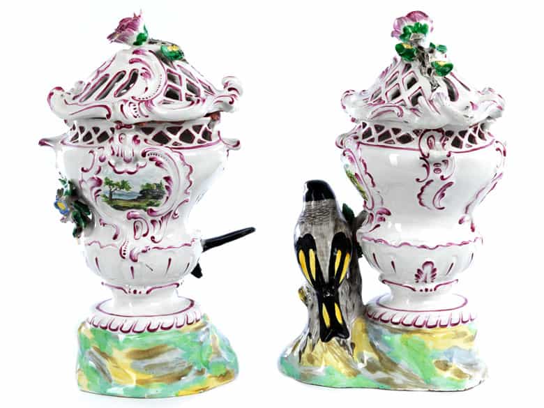Detailabbildung:  Paar Potpourri-Deckelvasen mit plastischen Vögeln